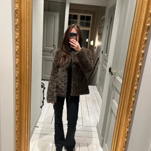 Olivgrön pälsjacka - Supersnygg och mysig olivgrön pälsjacka (100% polyester) från Saint Tropez i mycket bra skick. Den är perfekt för höst och vinter och har långa ärmar. Jackan har en normal passform och stängs med knappar framtill. Den är både stilren, mysig och varm, perfekt för kyliga dagar! Bara använd ett fåtal gånger!🥰Fortfarande i super bra skick, inga defekter.