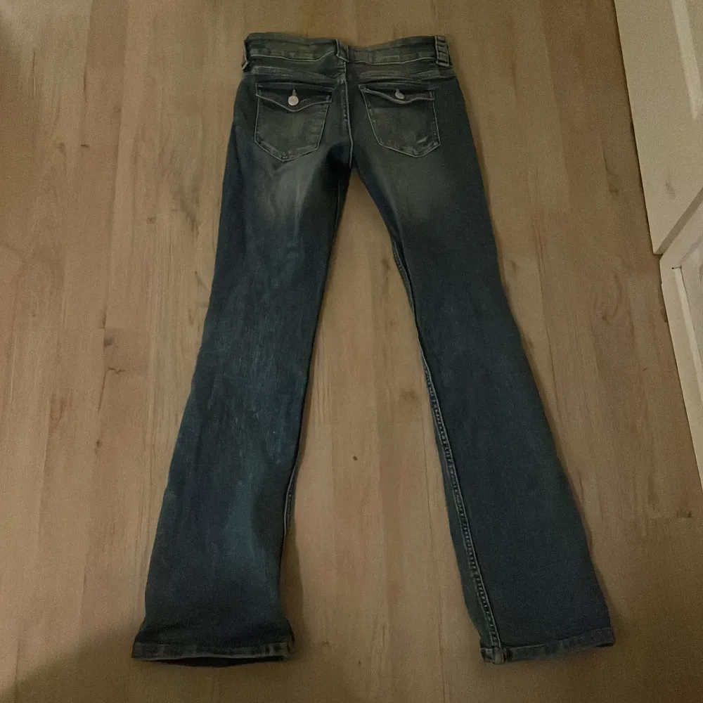 Säljer ett par blå lågmidjade bootcut jeans,jag har använt dom kanske 3 gånger. Dom är som nya. Jeans & Byxor.