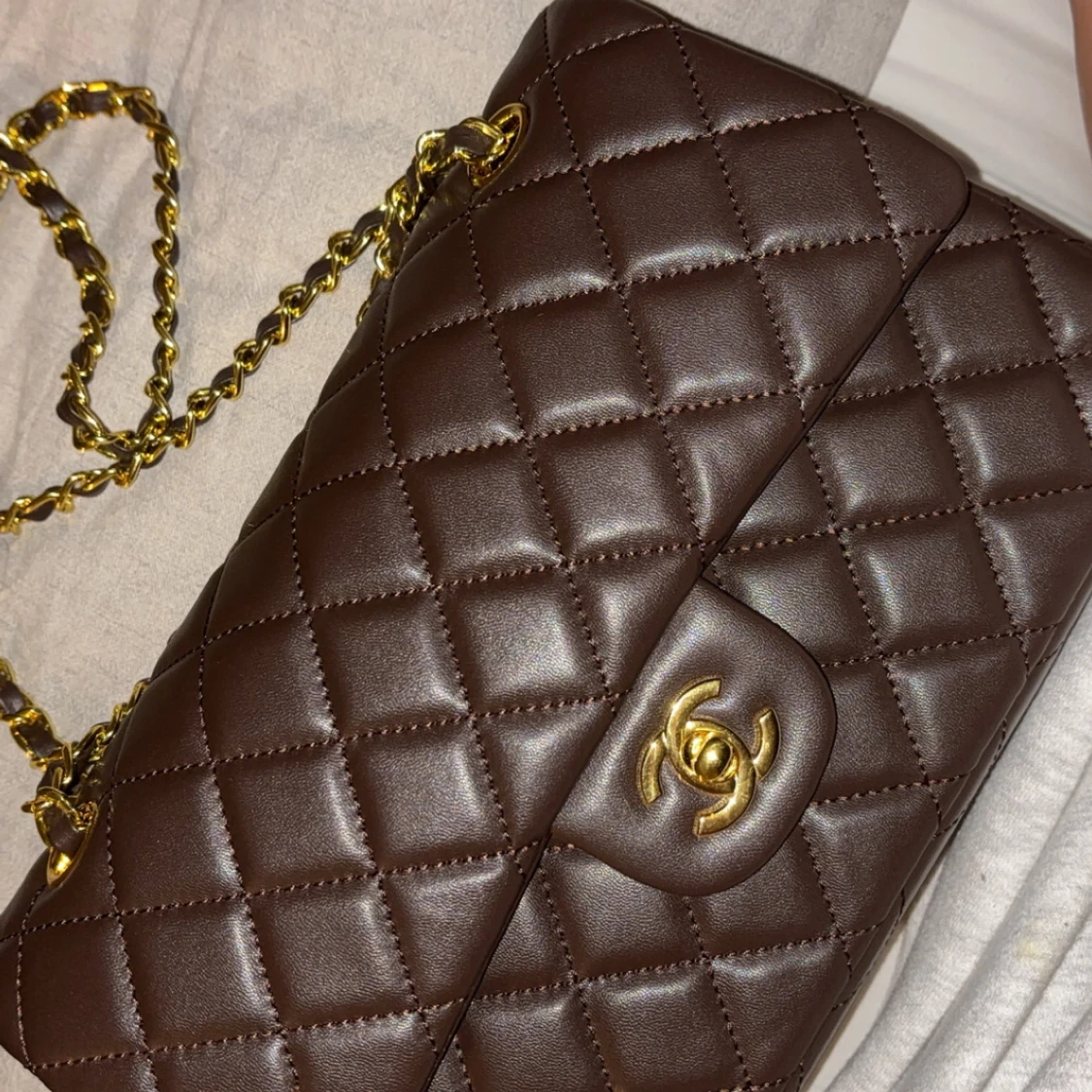 Brun quiltad axelväska