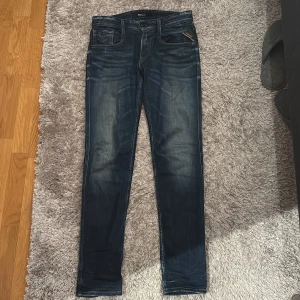 Replay Anbass Mörkblåa - Säljer ett par Replay Anbass jeans i bra skick.  Jeansen har klassiska fem fickor och funkar till vardag samt fest! Perfekta för höst och vår! Pris är diskuterbart vid snabb affär, skicka ett pm!:)