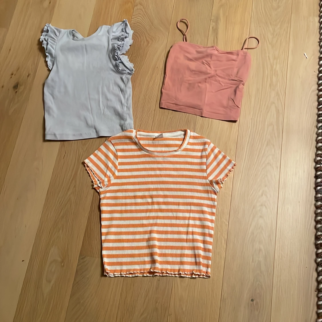 Tre toppar i olika stilar