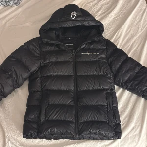 Svart pufferjacka från Sail Racing - Säljer en svart jacka från Sail Racing i storlek S kan passa M också. Den är i mycke bra skick då jag använt den ett fåtal gånger💕