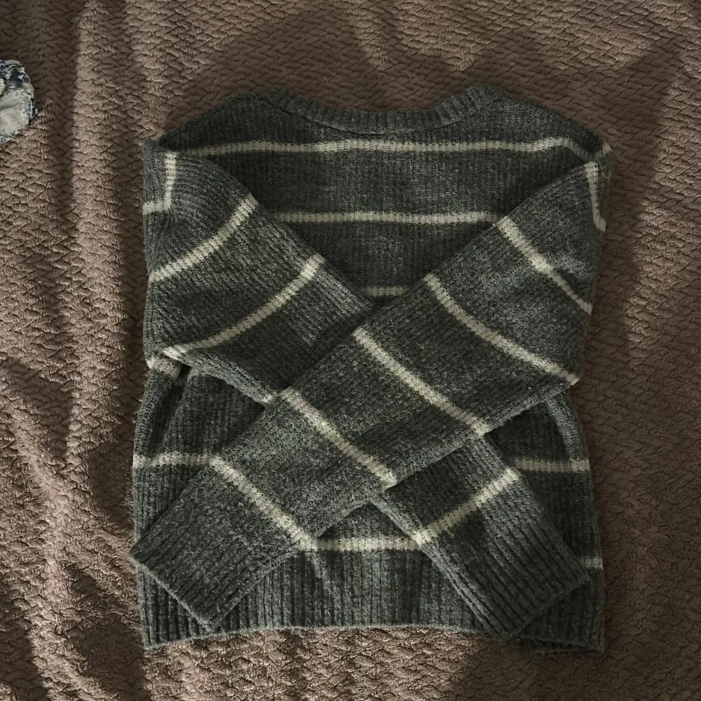Säljer en supermysig grå tröja från H&M Divided i storlek XS. Den är grå med vita ränder och har långa ärmar. Den är använd några gånger.💓. Neuletakit & Villapaidat.