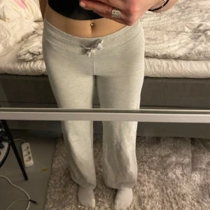 Grå mjukisbyxor - Säljer dessa mjukisbyxor från Gina då jag köpte fel storlek. Använt dom en gång. Nypris 359:- 