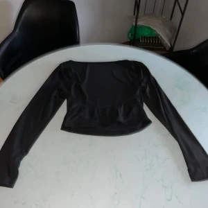 Tröja från SHEIN  - Långärmad tröja från SHEIN med öppen rygg  Helt ny bara testad ( utan prislapp ) Säljes tillsammans för 150 eller separat för 80kr styck 