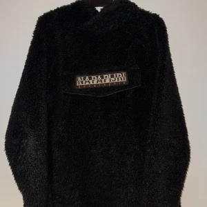 Napapijri fleece - Storlek L (lite oversized) skön fleecetröja som värmer bra och som jag älskar. Tyvärr är den för stor på mig annars hade jag haft kvar den. Använd sparsamt. Bästa fleecetröjan jag haft. Mysig, stilig och värmer bra nu under kalla tider. 