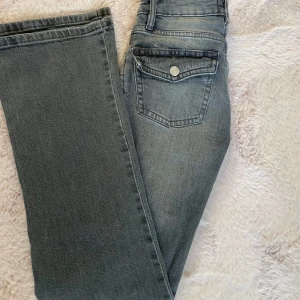 Low waist jeans - Säljer mina fina jeans💓 dem sitter super bra i midjan och runt lår, perfekt i längden (jag är 1,57)  Dem sitter bättre än vad de ser ut som på bilden på hemsidan 🙏🏽 ny pris 400, skriv om du har frågor💓