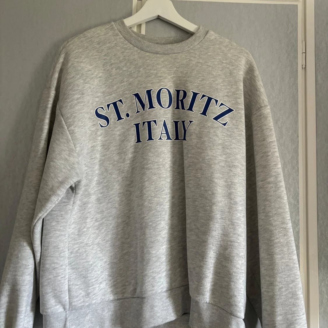 Grå sweatshirt med St. Moritz-tryck - 90