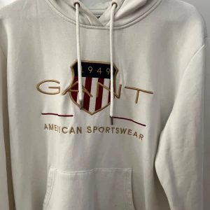Vit hoodie från GANT - Använd några gånger, men ser ut som typ ny. Den är i Xl men tkr den är mindre i storleken så typ L/M
