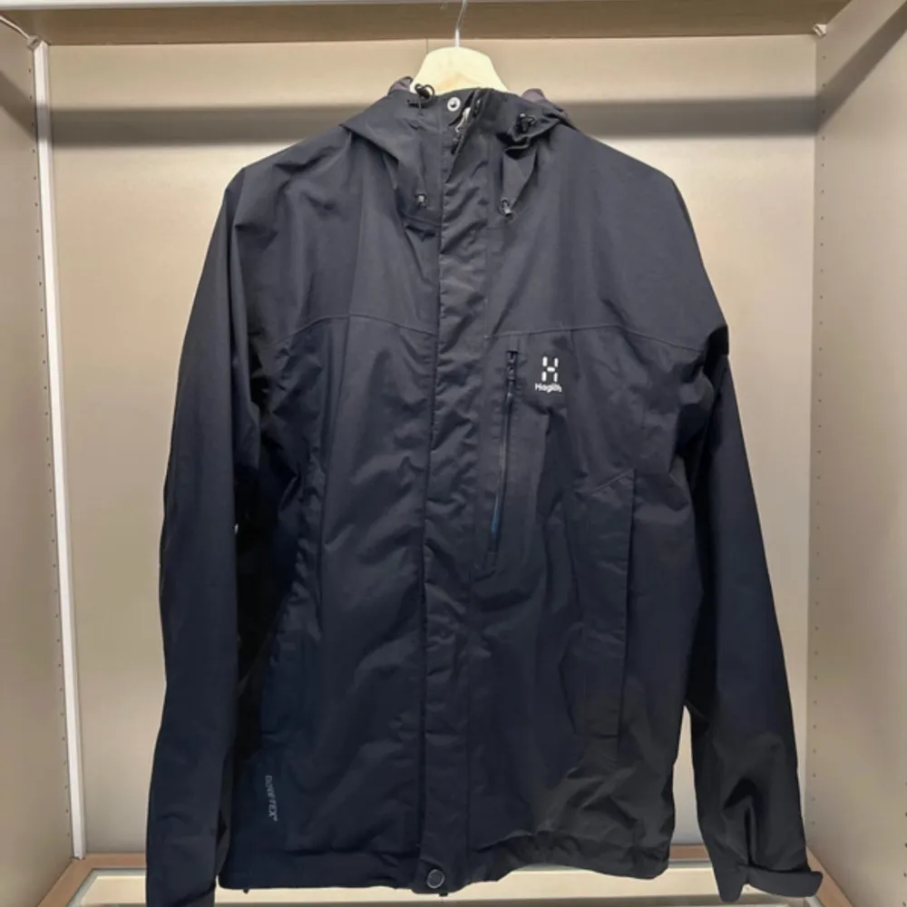 Storlek S men passar som M Som ny Nypris ca 3000sek  Detaljer:  Polyester Gore-Tex® Vattentät(28.000 mm) Ventilerande Löst innerfoder  Avtagbar huva 3-vägs justerbar huva Dubbla vindklaffar med Velcro®  Sömlösa axlar Formsydda ärmar med Velcro® Förlä. Jackor.