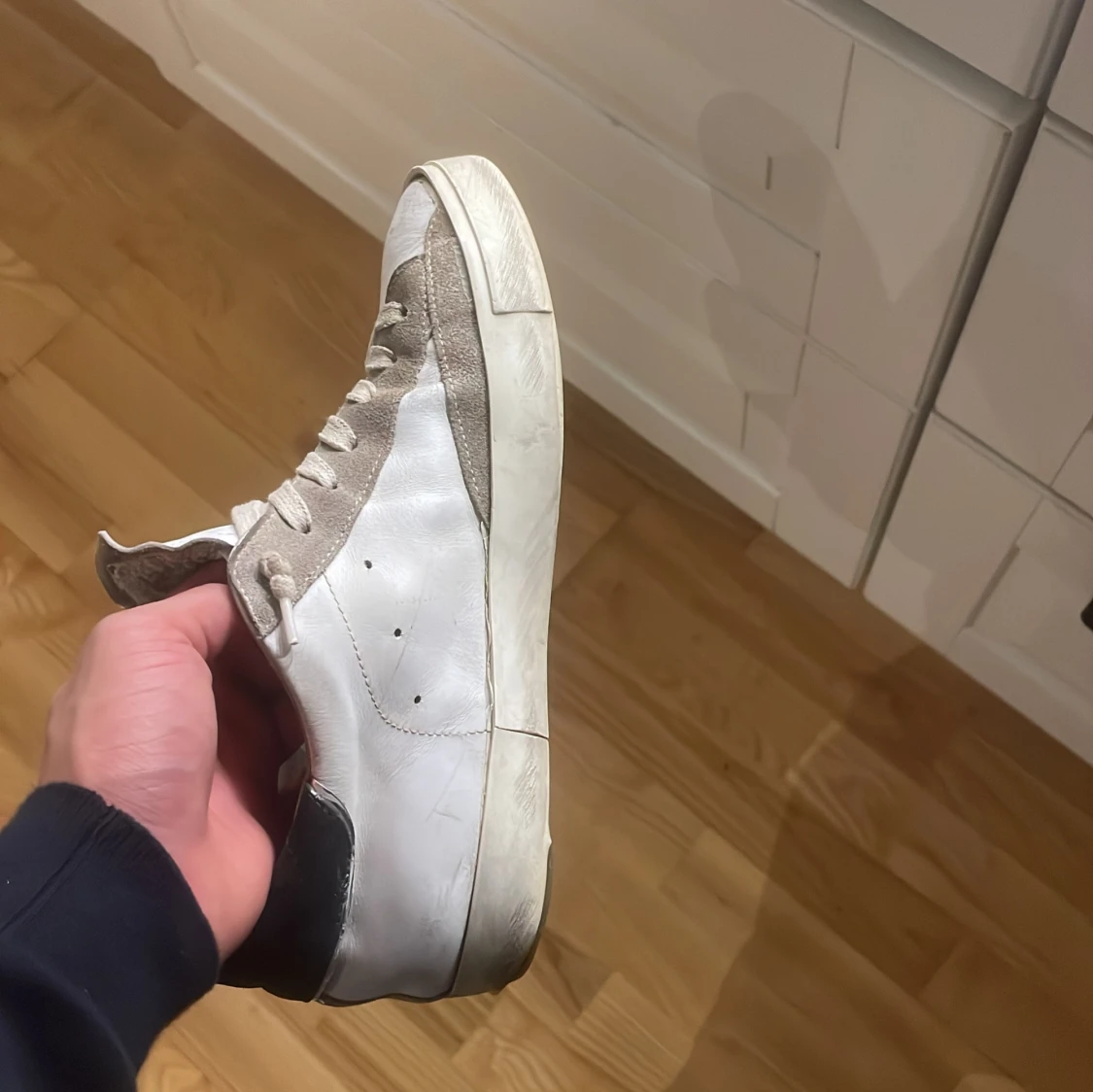 Vita och grå sneakers - 91