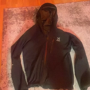 Ny haglöfs Jacka - Haglöfs jacka som är ny passar inte mig den är storlek M den går att spänna in på sidorna me snöre och tål vatten ny pris runt 3000 kr. Mitt pris 1199 snabbaffär det sänks . Finns även helt nya byxor vid intresse 