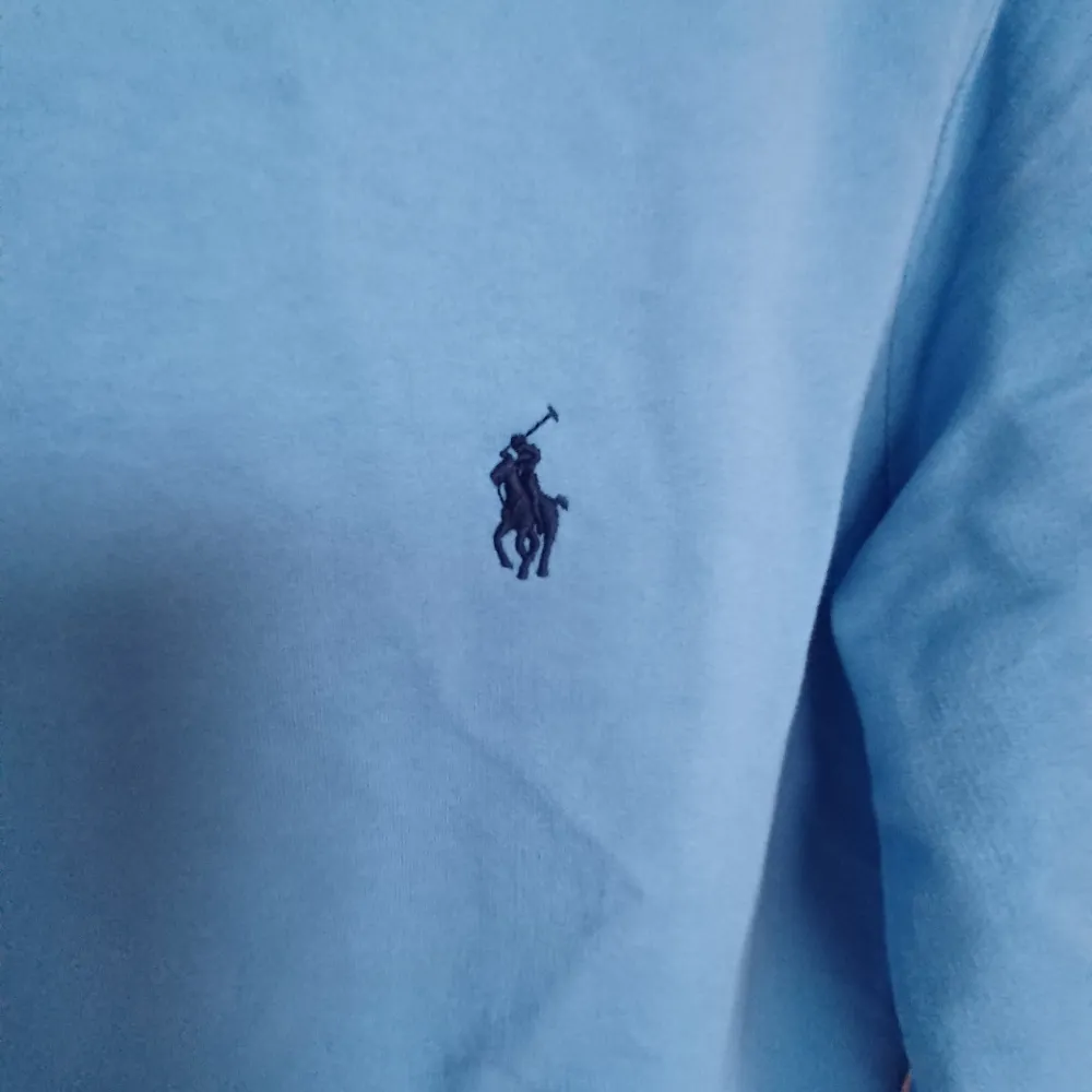 Säljer en snygg ljusblå tröja från Polo Ralph Lauren.  Bara använd fåtal gånger. Den har en klassisk design med det ikoniska broderade logotypen på bröstet. Tröjan är i mycket bra skick och perfekt för både vardag och lite finare tillfällen. Passar bra till både jeans och chinos! Tveka inte vid frågor eller intresse! . Tröjor & Koftor.