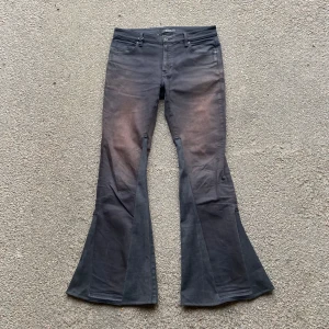 Sun-faded black flared jeans - Handmade black flared denim jeans with a real nice sun fade and special stitching on one of the back pockets. Size 32/34 Waist: 41,5cm Length: 109cm Leg opening: 34cm  183cm tall 