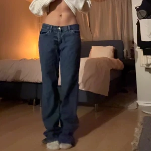 Mörkblå jeans - Aldrig använda då dom e på tok för långa+stora, inga defekter. ❌pris går att diskutera❌ ❗️jag är 155 cm❗️