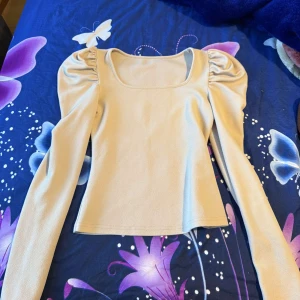 Långärmad tröja  - Den är ganska tjock så den värmer på vintern 