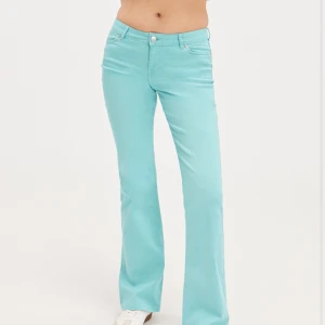 Turkosa jeans lågmidjade bootcut - Jättecoola turkosa jeans med låg midja och modell bootcut. Storlek 36 men passar 34 pckså, bra i längd på mig som är runt 166❤️ köpt för 500kr förra månaden, säljer då jag tröttnat på färgen😅