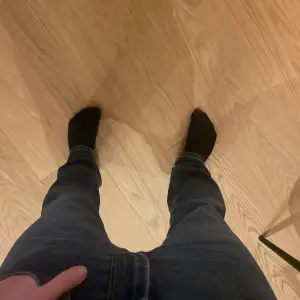 Säljer dessa jeans då jag redan har ett par. Nypris 900kr, 600 eller bud Bara testade  Storlek 28/30, modellen är clark/regular 