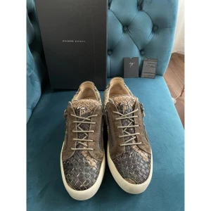 Giuseppe Zanotti skor - Skick 7/10, säljer då de inte passar.