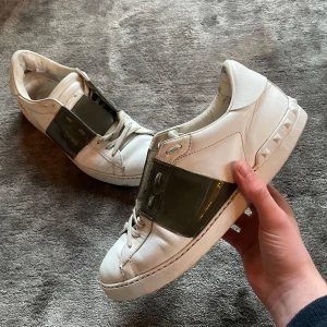 Valentino open  - Säljer dessa feta Valentino open skor i storlek 42,5. Vit med mörkgrön glans. Skick enligt bild. Hål i hälen