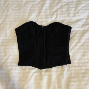 Korsettopp  - Super fin korsett liknade topp. Jätte fint mönster och spets längst kanterna ❤️