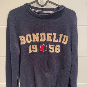 Mörkblå tröja från Bondelid - Säljer en snygg mörkblå tröja från Bondelid perfekt för höst och vinter!