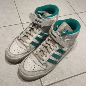 Adidas Forum Mid  - Bra skick med lite smutsfläckar på utsidan men de borde gå bort efter en snabb tvätt. Använd kanske i en månad. 