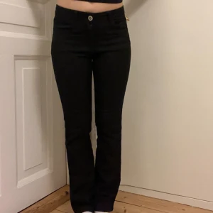Svarta jeans Para Mi - Snygga jeans från Para Mi. Väldigt sköna och i mycket fint skick. Midjemåttet rakt över är 34 cm. Knappen i midjan är lite lös, men funkar som vanligt💕