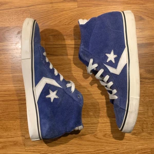 Blå converse - Blåa höga converse som liknar vans🕺🕺Köpt second hand men använda av mig typ en gång. Storlek 40 och jättesköna!! Skriv vid frågor 