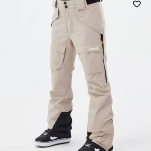 Montec skidbyxor - Fint skick, använd fåtal gånger (säljer även jacka) fråga för fler bilder