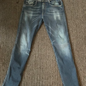 Replay Jeans Anbass 31/32 - Säljer ett par snygga blå jeans i bra skick. Replay Anbass storlek 31/32! Säljer på grund av att de inte används längre! Vid snabb affär kör vi på 475kr🙏