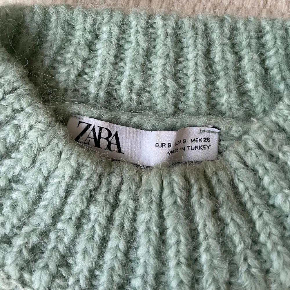 Stickad tröja i en fin grön färg från Zara. Storlek S. Neuleet.