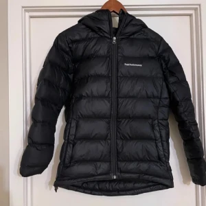 Peak Performance Dun Jacka - Säljer min peak performance dun jacka i mörkblå då jag köpte fel storlek💕 säljer då den inte kommer till någon användning 💕  köpt i S men skulle mer säga xs/s