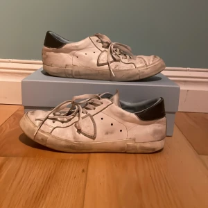 Philippe model skor  - Tja jag säljer denna skor eftersom jag tycker att den är lite slitna skicket är inte så bra det är därför jag säljer den för billigt. Och ny pris på denna skor är ungefär 3500kr. skick 6/10