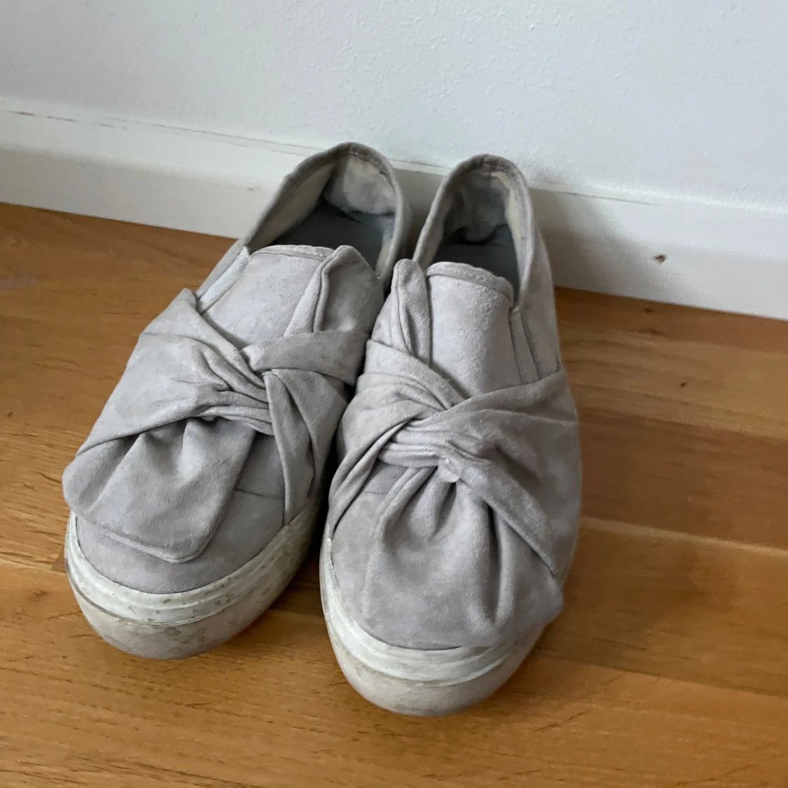 Grå mocka sneakers med knyt - 90