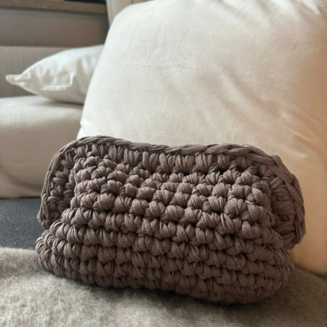 Ljusbrun virkad väska