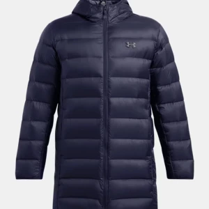 Svart dunjacka från Under Armour - Säljer en snygg och varm svart dunjacka från Under Armour. Perfekt för kalla vinterdagar med sin långa passform och huva. Jackan har en dragkedja framtill och är quiltad för extra värme. Den är i mycket bra skick och redo för nya äventyr!