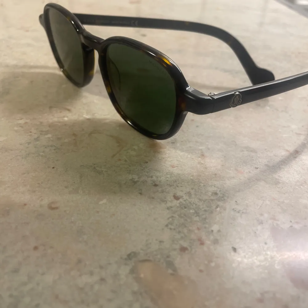 Säljer det för billigt dom första dagarna sen höjer jag priset eftersom dom är värda 4000 Snygga moncler solglasögon med mörka linser. Perfekta för en solig dag på stan eller stranden. De har en klassisk design med en modern twist och är bekväma att bära hela dagen.. Asusteet.