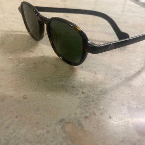 Moncler Solglasögon  - Säljer det för billigt dom första dagarna sen höjer jag priset eftersom dom är värda 4000 Snygga moncler solglasögon med mörka linser. Perfekta för en solig dag på stan eller stranden. De har en klassisk design med en modern twist och är bekväma att bära hela dagen.