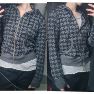 Huvtröja hundtandsmönstrad grå/svart M - Bra skick men gammal. Lite oxidering kvar på blixtlåset, men mycket försvann efter en tvätt. 55% bomull, 45% polyester. Vidd: 50-43, längd: 55, ärmlängd: 60.