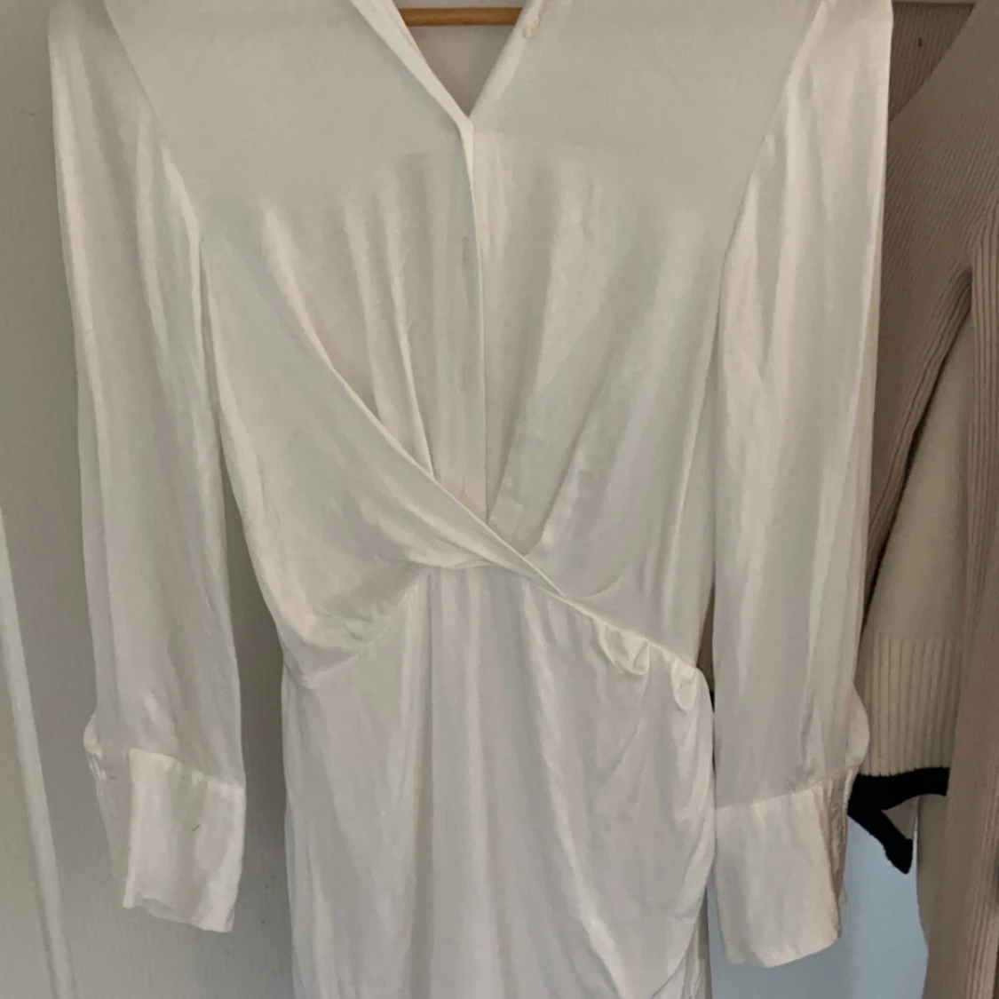 Vit omlottklänning från Zara - 90