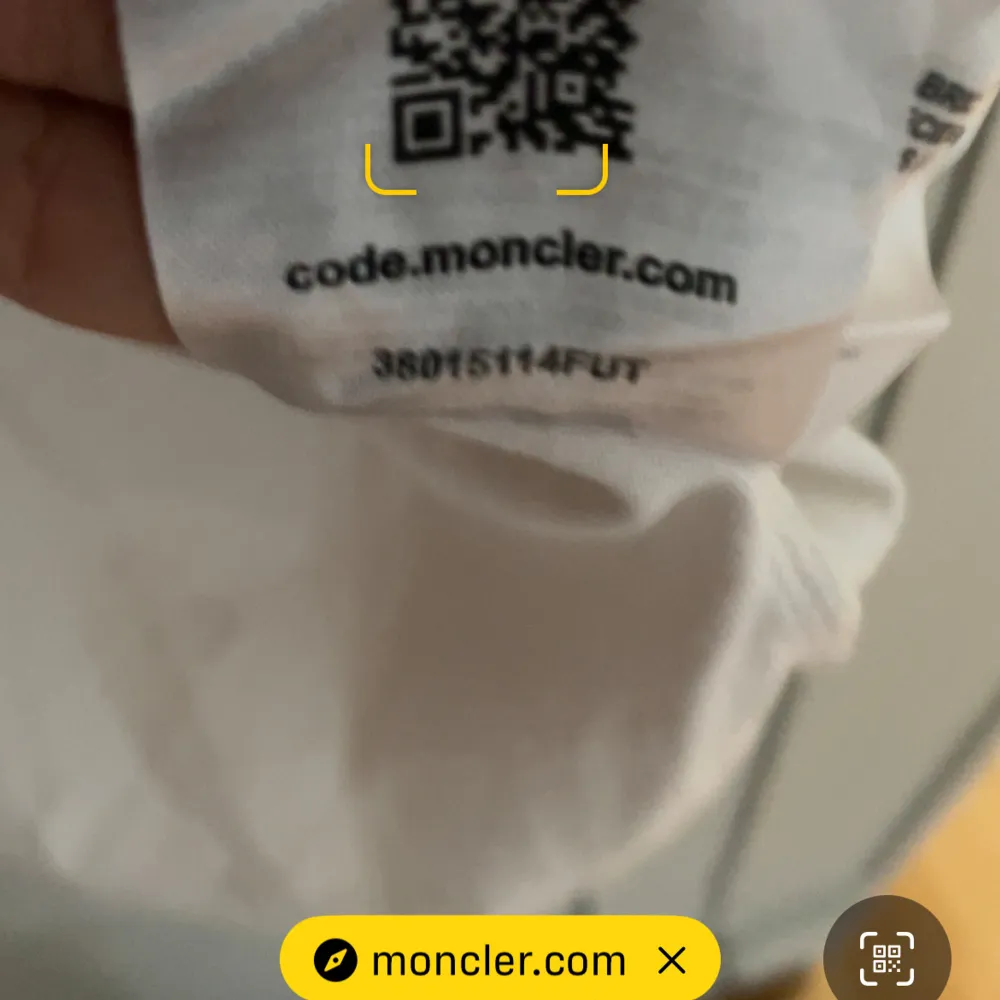 Säljer en snygg vit t-shirt från Moncler i storlek L. Den har ett stort Moncler-tryck i svart över bröstet och är kortärmad. Perfekt för en avslappnad stil eller att bära till vardags. T-shirten är i bra skick och gjord av mjukt material.. T-shirts.