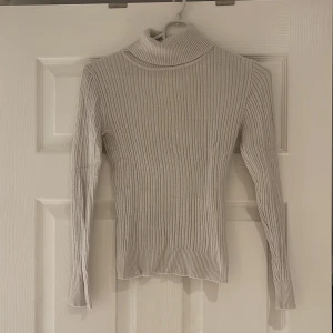 vit polo tröja - tunn men skönt material. från primark