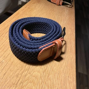 Flätat bälte mörkblå - Flätat bälte mörkblå/marin || Längd 125cm || Helt ny || Tveka inte att höra av dig om du har frågor