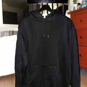 Basic svart hoodie från H&M. Är lite baggy och är i fint skick.