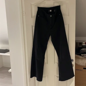 svarta jeans - svarta utsvängda jeans från hm. högmidjade 