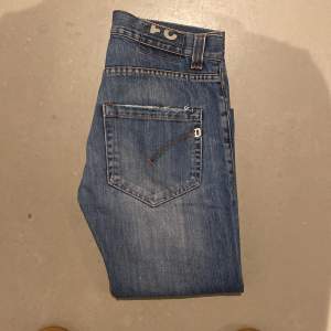 Säljer nu mina otroligt snygga dondup jeans som är i den populära modellen, Lucky. Byxorna är i nyskick, 9/10. Storlek 31. Tveka inte på att höra av dig vid minsta fundering 