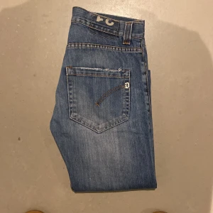 Dondup jeans - Säljer nu mina otroligt snygga dondup jeans som är i den populära modellen, Lucky. Byxorna är i nyskick, 9/10. Storlek 31. Tveka inte på att höra av dig vid minsta fundering 