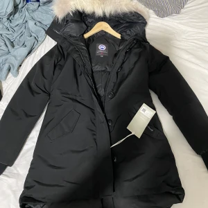 Canada goose jacka vinterjacka - En helt ny oanvänd canada goose jacka som jag säljer kan diskutera priset