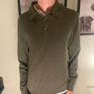 rea - Säljer en stilren olivgrön pikétröja i mycket bra skick.  tre knappar framtill. Perfekt för både vardag och lite finare tillfällen. Passar bra till höst och vår.🥶👑 från mq